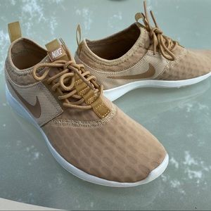 NWOT Women’s Nike tan shoes